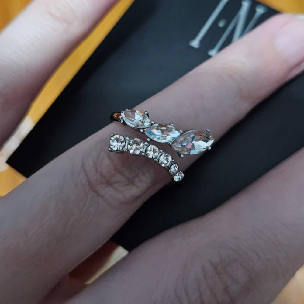 INC INTERNATIONAL CONCEPTS Elegant Silver-Tone Crystal Ring Size 8